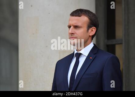 Der französische Präsident Emmanuel Macron begleitet seinen US-Amtskollegen Donald Trump nach seinem Treffen am 13. Juli 2017 im Elysee-Palast in Paris. Präsident Trump ist zu einem zweitägigen Amtsbesuch in Frankreich und wird Ehrengast der Parade sein, um den 100. Jahrestag des Eintritts der USA in den Ersten Weltkrieg zu feiern.US-Truppen werden die Parade am Freitag eröffnen, wie es für den Ehrengast traditionell ist. Foto von Christian Liewig/ABACAPRESS.COM Stockfoto