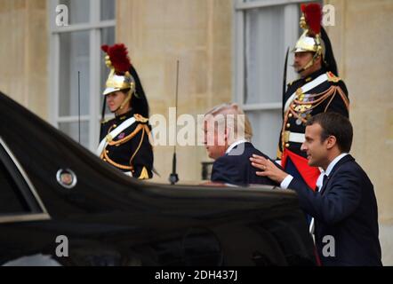 Der französische Präsident Emmanuel Macron begleitet seinen US-Amtskollegen Donald Trump nach seinem Treffen am 13. Juli 2017 im Elysee-Palast in Paris. Präsident Trump ist zu einem zweitägigen Amtsbesuch in Frankreich und wird Ehrengast der Parade sein, um den 100. Jahrestag des Eintritts der USA in den Ersten Weltkrieg zu feiern.US-Truppen werden die Parade am Freitag eröffnen, wie es für den Ehrengast traditionell ist. Foto von Christian Liewig/ABACAPRESS.COM Stockfoto