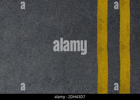 Straße Asphalt Textur mit gelben Trennlinien Stockfoto