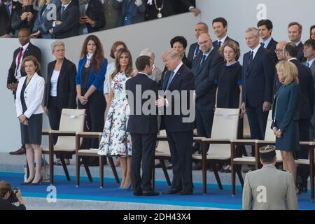 US-First Lady Melania Trump, US-Präsident Donald Trump, der französische Präsident Emmanuel Macron und seine Frau Brigitte Macron nehmen am 14. Juli 2017 an der jährlichen Militärparade des Bastille Day auf der Champs-Elysees in Paris Teil. Foto von Eliot Blondt/ABACAPRESS.COM Stockfoto