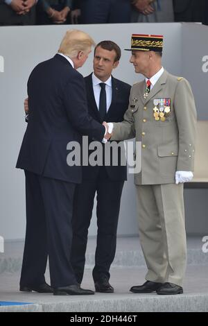 US-Präsident Donald Trump, der französische Präsident Emmanuel Macron und Frankreichs Generalstabschef Pierre de Villiers nehmen am 14. Juli 2017 an der jährlichen Militärparade zum Tag der Bastille auf der Champs-Elysees in Paris Teil. Foto von Lionel Hahn/ABACAPRESS.com Stockfoto