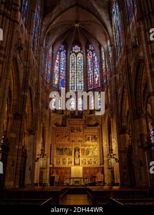 Hauptaltar in der halbrunden Apsis der Kathedrale Santa Maria de Leon - Leon, Kastilien und Leon, Spanien Stockfoto