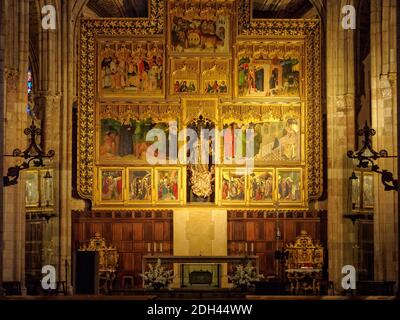 Hauptaltar in der halbrunden Apsis der Kathedrale Santa Maria de Leon - Leon, Kastilien und Leon, Spanien Stockfoto