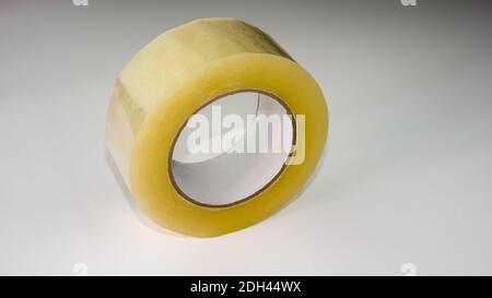Nahaufnahme von transparentem Klebeband. Auf grauem Hintergrund, Klebeband. Stockfoto