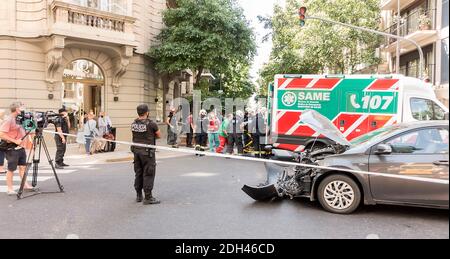 TV News Kameramann, Krankenwagen Crew und Polizei am Standort der Autounfall-Website in Recoleta, Buenos Aires, Argentinien Stockfoto