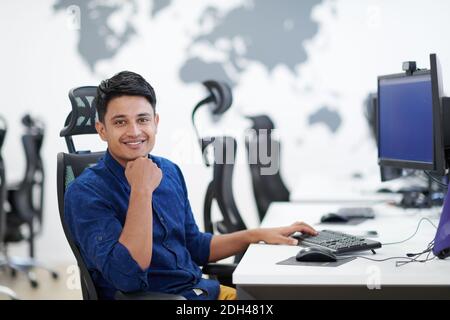 Casual indian Business man arbeitet auf Desktop-Computer Stockfoto