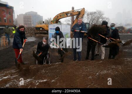 Brooklyn, New York, USA. Dezember 2020. New York City Bürgermeister Bill De Blasio macht Bemerkungen an der Brooklyn Bridge Plaza Spatenstich nach Emily Roebling in der DUMBO Abschnitt von New York City benannt werden. Kredit: Mpi43/Media Punch/Alamy Live Nachrichten Stockfoto