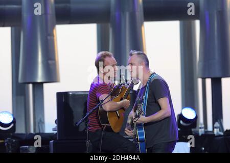 Sting und sein Sohn, Songwriter und Musiker Joe Sumner, treten am 20. Juli 2017 während des Jazz A Juan Festivals in Juan-Les-Pins, Südfrankreich, auf. Foto von Patrick Clemente/ABACAPRESS.COM Stockfoto