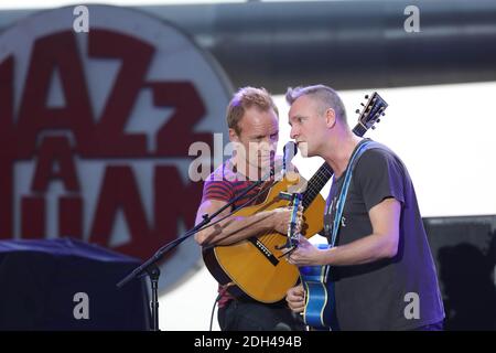 Sting und sein Sohn, Songwriter und Musiker Joe Sumner, treten am 20. Juli 2017 während des Jazz A Juan Festivals in Juan-Les-Pins, Südfrankreich, auf. Foto von Patrick Clemente/ABACAPRESS.COM Stockfoto