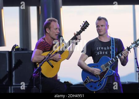 Sting und sein Sohn, Songwriter und Musiker Joe Sumner, treten am 20. Juli 2017 während des Jazz A Juan Festivals in Juan-Les-Pins, Südfrankreich, auf. Foto von Patrick Clemente/ABACAPRESS.COM Stockfoto