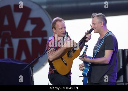 Sting und sein Sohn, Songwriter und Musiker Joe Sumner, treten am 20. Juli 2017 während des Jazz A Juan Festivals in Juan-Les-Pins, Südfrankreich, auf. Foto von Patrick Clemente/ABACAPRESS.COM Stockfoto