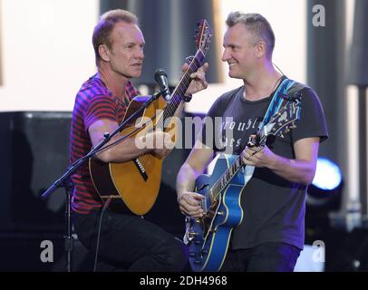 Sting und sein Sohn, Songwriter und Musiker Joe Sumner, treten am 20. Juli 2017 während des Jazz A Juan Festivals in Juan-Les-Pins, Südfrankreich, auf. Foto von Patrick Clemente/ABACAPRESS.COM Stockfoto