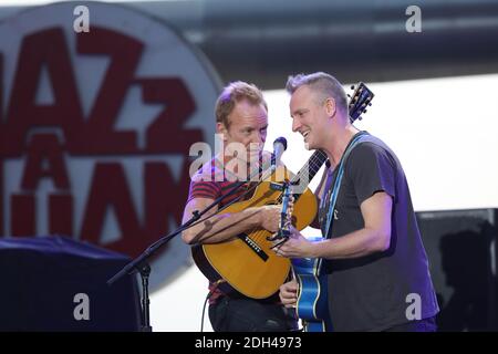 Sting und sein Sohn, Songwriter und Musiker Joe Sumner, treten am 20. Juli 2017 während des Jazz A Juan Festivals in Juan-Les-Pins, Südfrankreich, auf. Foto von Patrick Clemente/ABACAPRESS.COM Stockfoto