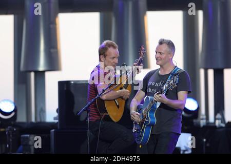 Sting und sein Sohn, Songwriter und Musiker Joe Sumner, treten am 20. Juli 2017 während des Jazz A Juan Festivals in Juan-Les-Pins, Südfrankreich, auf. Foto von Patrick Clemente/ABACAPRESS.COM Stockfoto