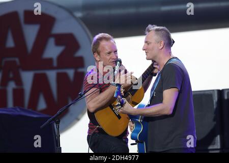 Sting und sein Sohn, Songwriter und Musiker Joe Sumner, treten am 20. Juli 2017 während des Jazz A Juan Festivals in Juan-Les-Pins, Südfrankreich, auf. Foto von Patrick Clemente/ABACAPRESS.COM Stockfoto
