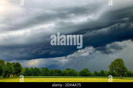 Das Kommen eines großen Sturms, Unwetters oder Hurrikans über der Landschaft. Stockfoto