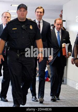 Trump Senior Advisor Jared Kushner, Mitte, begleitet von seinem Anwalt Abbie Lowell, rechts, verlässt, nachdem er vor dem US Senate Select Committee on Intelligence über seine Rolle bei der Begegnung mit den Russen im Zusammenhang mit den US-Präsidentschaftswahlen 2016 auf dem Capitol Hill in Washington, DC, USA, am Montag, den 24. Juli, 2017. Foto von Ron Sachs / CNP/ABACAPRESS.COM Stockfoto