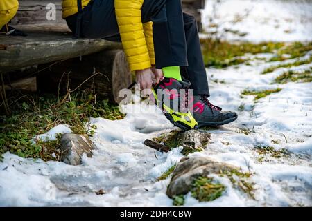 Gelbe Steigeisen für Schuhe vor Erreichen der Spitze. Wandern, Reisen, Klettern. Stockfoto