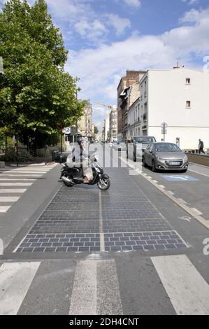 Am 1. August 2017 wird in Boulogne Billancourt bei Paris eine Straße mit Photovoltaik-Paneelen getestet. Seit 6 Monaten liefern diese Solarzellen Energie für das nahe gelegene Schwimmbad. Foto von Alain Apaydin/ABACAPRESS.COM Stockfoto