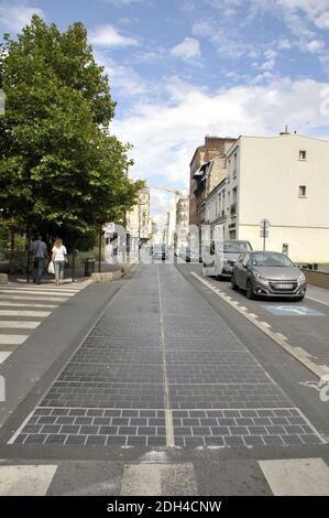 Am 1. August 2017 wird in Boulogne Billancourt bei Paris eine Straße mit Photovoltaik-Paneelen getestet. Seit 6 Monaten liefern diese Solarzellen Energie für das nahe gelegene Schwimmbad. Foto von Alain Apaydin/ABACAPRESS.COM Stockfoto