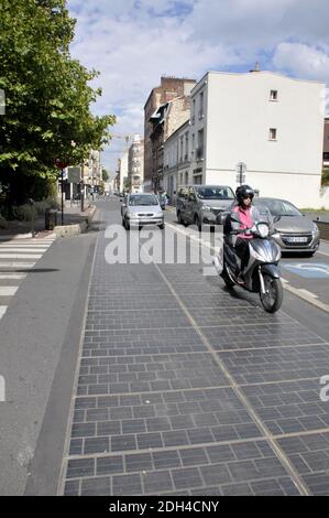 Am 1. August 2017 wird in Boulogne Billancourt bei Paris eine Straße mit Photovoltaik-Paneelen getestet. Seit 6 Monaten liefern diese Solarzellen Energie für das nahe gelegene Schwimmbad. Foto von Alain Apaydin/ABACAPRESS.COM Stockfoto