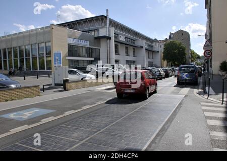 Am 1. August 2017 wird in Boulogne Billancourt bei Paris eine Straße mit Photovoltaik-Paneelen getestet. Seit 6 Monaten liefern diese Solarzellen Energie für das nahe gelegene Schwimmbad. Foto von Alain Apaydin/ABACAPRESS.COM Stockfoto