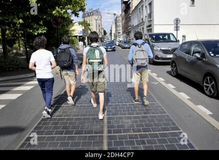 Am 1. August 2017 wird in Boulogne Billancourt bei Paris eine Straße mit Photovoltaik-Paneelen getestet. Seit 6 Monaten liefern diese Solarzellen Energie für das nahe gelegene Schwimmbad. Foto von Alain Apaydin/ABACAPRESS.COM Stockfoto