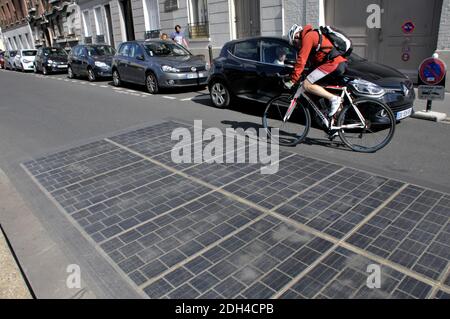 Am 1. August 2017 wird in Boulogne Billancourt bei Paris eine Straße mit Photovoltaik-Paneelen getestet. Seit 6 Monaten liefern diese Solarzellen Energie für das nahe gelegene Schwimmbad. Foto von Alain Apaydin/ABACAPRESS.COM Stockfoto