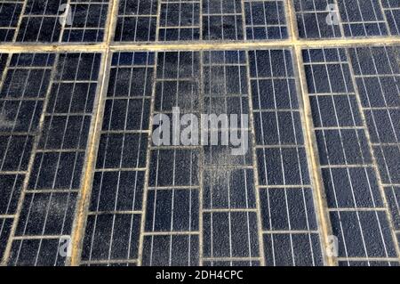 Am 1. August 2017 wird in Boulogne Billancourt bei Paris eine Straße mit Photovoltaik-Paneelen getestet. Seit 6 Monaten liefern diese Solarzellen Energie für das nahe gelegene Schwimmbad. Foto von Alain Apaydin/ABACAPRESS.COM Stockfoto