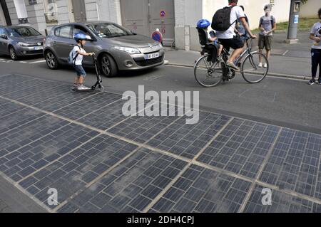 Am 1. August 2017 wird in Boulogne Billancourt bei Paris eine Straße mit Photovoltaik-Paneelen getestet. Seit 6 Monaten liefern diese Solarzellen Energie für das nahe gelegene Schwimmbad. Foto von Alain Apaydin/ABACAPRESS.COM Stockfoto