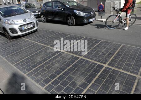 Am 1. August 2017 wird in Boulogne Billancourt bei Paris eine Straße mit Photovoltaik-Paneelen getestet. Seit 6 Monaten liefern diese Solarzellen Energie für das nahe gelegene Schwimmbad. Foto von Alain Apaydin/ABACAPRESS.COM Stockfoto