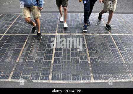 Am 1. August 2017 wird in Boulogne Billancourt bei Paris eine Straße mit Photovoltaik-Paneelen getestet. Seit 6 Monaten liefern diese Solarzellen Energie für das nahe gelegene Schwimmbad. Foto von Alain Apaydin/ABACAPRESS.COM Stockfoto