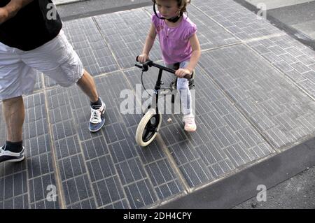 Am 1. August 2017 wird in Boulogne Billancourt bei Paris eine Straße mit Photovoltaik-Paneelen getestet. Seit 6 Monaten liefern diese Solarzellen Energie für das nahe gelegene Schwimmbad. Foto von Alain Apaydin/ABACAPRESS.COM Stockfoto