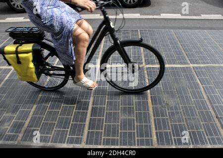 Am 1. August 2017 wird in Boulogne Billancourt bei Paris eine Straße mit Photovoltaik-Paneelen getestet. Seit 6 Monaten liefern diese Solarzellen Energie für das nahe gelegene Schwimmbad. Foto von Alain Apaydin/ABACAPRESS.COM Stockfoto