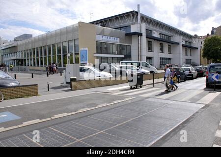 Am 1. August 2017 wird in Boulogne Billancourt bei Paris eine Straße mit Photovoltaik-Paneelen getestet. Seit 6 Monaten liefern diese Solarzellen Energie für das nahe gelegene Schwimmbad. Foto von Alain Apaydin/ABACAPRESS.COM Stockfoto