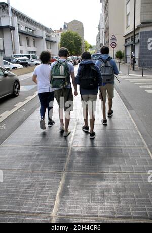 Am 1. August 2017 wird in Boulogne Billancourt bei Paris eine Straße mit Photovoltaik-Paneelen getestet. Seit 6 Monaten liefern diese Solarzellen Energie für das nahe gelegene Schwimmbad. Foto von Alain Apaydin/ABACAPRESS.COM Stockfoto