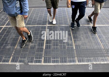 Am 1. August 2017 wird in Boulogne Billancourt bei Paris eine Straße mit Photovoltaik-Paneelen getestet. Seit 6 Monaten liefern diese Solarzellen Energie für das nahe gelegene Schwimmbad. Foto von Alain Apaydin/ABACAPRESS.COM Stockfoto