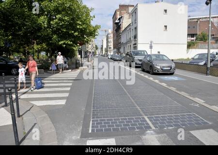 Am 1. August 2017 wird in Boulogne Billancourt bei Paris eine Straße mit Photovoltaik-Paneelen getestet. Seit 6 Monaten liefern diese Solarzellen Energie für das nahe gelegene Schwimmbad. Foto von Alain Apaydin/ABACAPRESS.COM Stockfoto