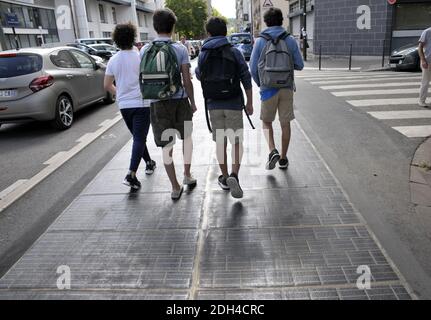 Am 1. August 2017 wird in Boulogne Billancourt bei Paris eine Straße mit Photovoltaik-Paneelen getestet. Seit 6 Monaten liefern diese Solarzellen Energie für das nahe gelegene Schwimmbad. Foto von Alain Apaydin/ABACAPRESS.COM Stockfoto