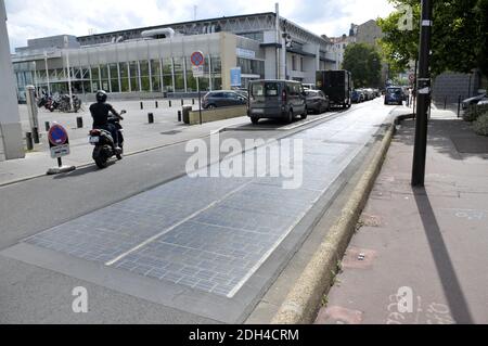 Am 1. August 2017 wird in Boulogne Billancourt bei Paris eine Straße mit Photovoltaik-Paneelen getestet. Seit 6 Monaten liefern diese Solarzellen Energie für das nahe gelegene Schwimmbad. Foto von Alain Apaydin/ABACAPRESS.COM Stockfoto