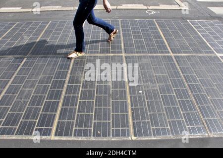 Am 1. August 2017 wird in Boulogne Billancourt bei Paris eine Straße mit Photovoltaik-Paneelen getestet. Seit 6 Monaten liefern diese Solarzellen Energie für das nahe gelegene Schwimmbad. Foto von Alain Apaydin/ABACAPRESS.COM Stockfoto