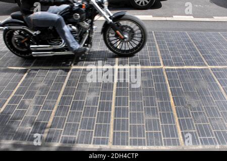 Am 1. August 2017 wird in Boulogne Billancourt bei Paris eine Straße mit Photovoltaik-Paneelen getestet. Seit 6 Monaten liefern diese Solarzellen Energie für das nahe gelegene Schwimmbad. Foto von Alain Apaydin/ABACAPRESS.COM Stockfoto