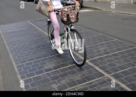 Am 1. August 2017 wird in Boulogne Billancourt bei Paris eine Straße mit Photovoltaik-Paneelen getestet. Seit 6 Monaten liefern diese Solarzellen Energie für das nahe gelegene Schwimmbad. Foto von Alain Apaydin/ABACAPRESS.COM Stockfoto