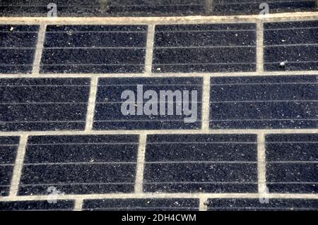 Am 1. August 2017 wird in Boulogne Billancourt bei Paris eine Straße mit Photovoltaik-Paneelen getestet. Seit 6 Monaten liefern diese Solarzellen Energie für das nahe gelegene Schwimmbad. Foto von Alain Apaydin/ABACAPRESS.COM Stockfoto