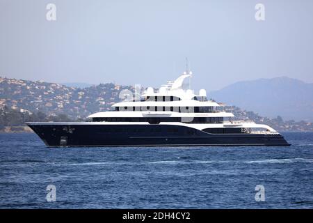 Bernard Arnaults Luxusyacht Symphony vertäute am 2. August 2017 im Golf von St. Tropez, Südfrankreich. Sie ist eine 101 Meter lange Luxusyacht, gebaut als Project 808 auf der Royal Van Lent Shipyard. Sie ist die größte Feadship Yacht, die bis dato gebaut wurde (2015). Ihr Exterieur wurde von Tim Heywood Design entworfen, für ihr Interieur ist Zuretti Interior Design verantwortlich. Die Yacht bietet Platz für 16 Gäste in 8 Kabinen und hat eine Besatzung von 27 Personen. Der Besitzer hat seine eigene Terrasse. Sie ist für insgesamt 36 Passagiere ausgelegt. Symphony gehört dem französischen Industriellen Bernard Arnault, Europas zweitreichste Pers Stockfoto