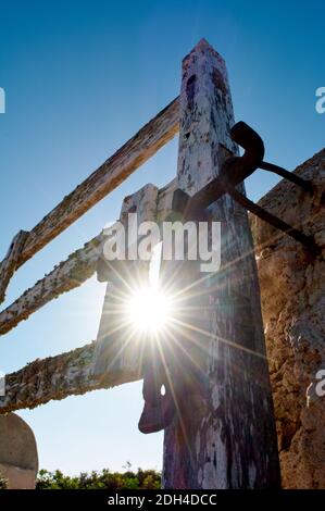 Detail von Eisenschloss auf typische Holztür, mit Flechten, auf Steinmauer neben, auf dem Weg, mit schönen blauen Himmel und sternenklare Sonne im mittelmeer, Stockfoto