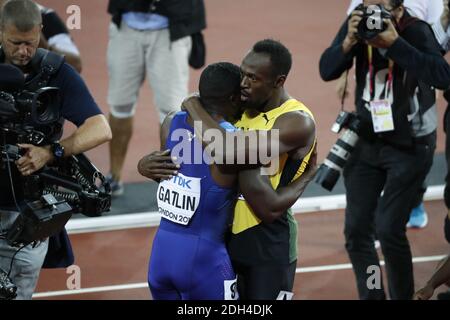 Jamaikas Usain Bolt gratuliert dem Sieger der USA Justin Gatlin nach dem 100-m-Finale der Männer am zweiten Tag der IAAF-Weltmeisterschaft 2017 im London Stadium, Großbritannien, Samstag, 5. August 2017. Foto von Henri Szwarc/ABACAPRESS.COM Stockfoto