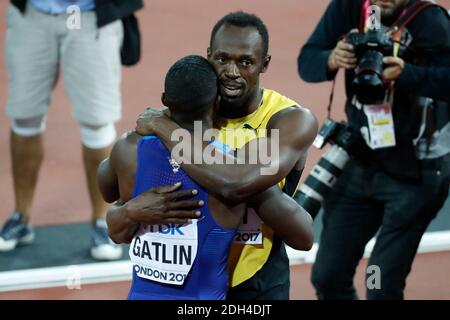 Jamaikas Usain Bolt gratuliert dem Sieger der USA Justin Gatlin nach dem 100-m-Finale der Männer am zweiten Tag der IAAF-Weltmeisterschaft 2017 im London Stadium, Großbritannien, Samstag, 5. August 2017. Foto von Henri Szwarc/ABACAPRESS.COM Stockfoto