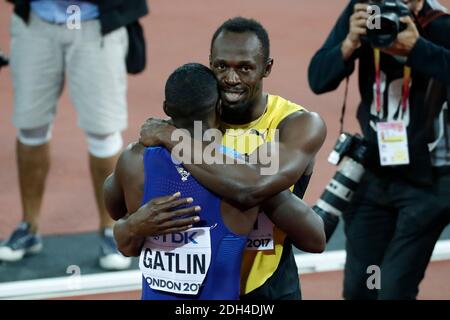 Jamaikas Usain Bolt gratuliert dem Sieger der USA Justin Gatlin nach dem 100-m-Finale der Männer am zweiten Tag der IAAF-Weltmeisterschaft 2017 im London Stadium, Großbritannien, Samstag, 5. August 2017. Foto von Henri Szwarc/ABACAPRESS.COM Stockfoto