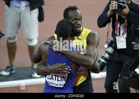 Jamaikas Usain Bolt gratuliert dem Sieger der USA Justin Gatlin nach dem 100-m-Finale der Männer am zweiten Tag der IAAF-Weltmeisterschaft 2017 im London Stadium, Großbritannien, Samstag, 5. August 2017. Foto von Henri Szwarc/ABACAPRESS.COM Stockfoto